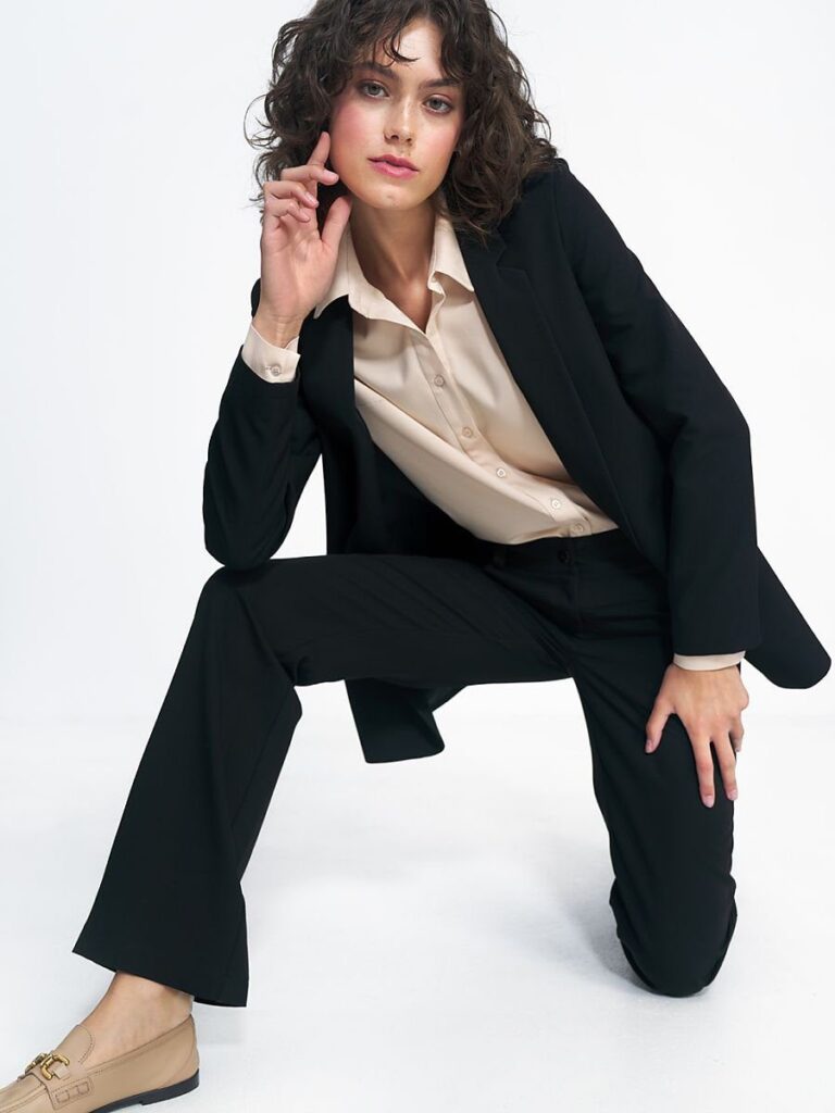 Veste tailleur noire épurée, sans fermeture, coupe fluide élégante — vue 2