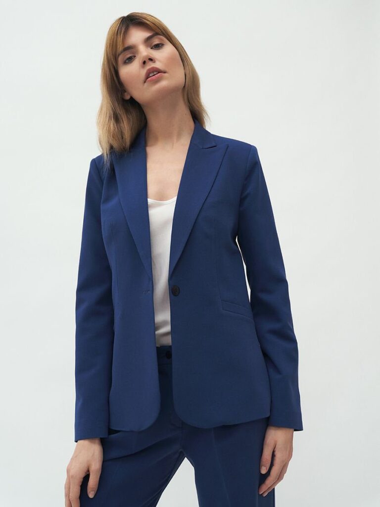 Veste marine cintrée coupe affinante avec doublure, port élégant