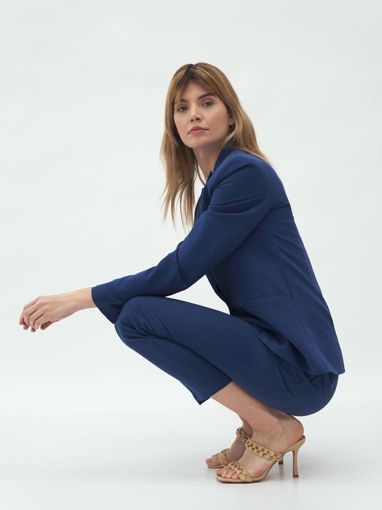 Veste marine cintrée coupe affinante avec doublure, port élégant — vue 2