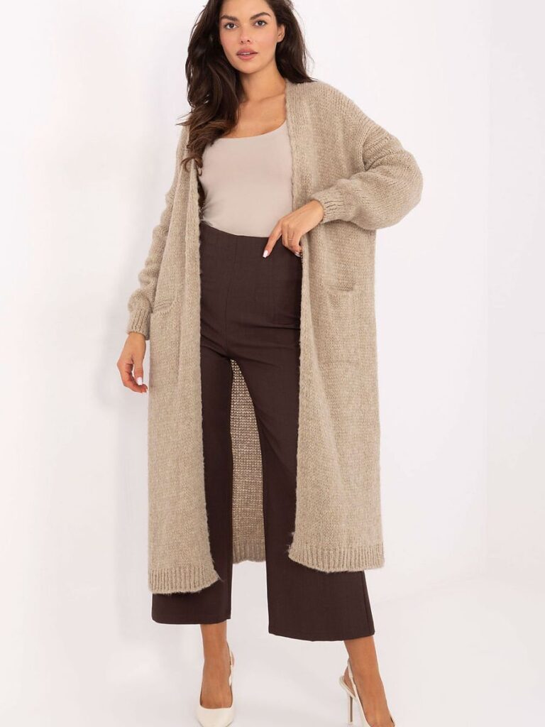 Cardigan long beige Léa coupe fluide, porté ouvert