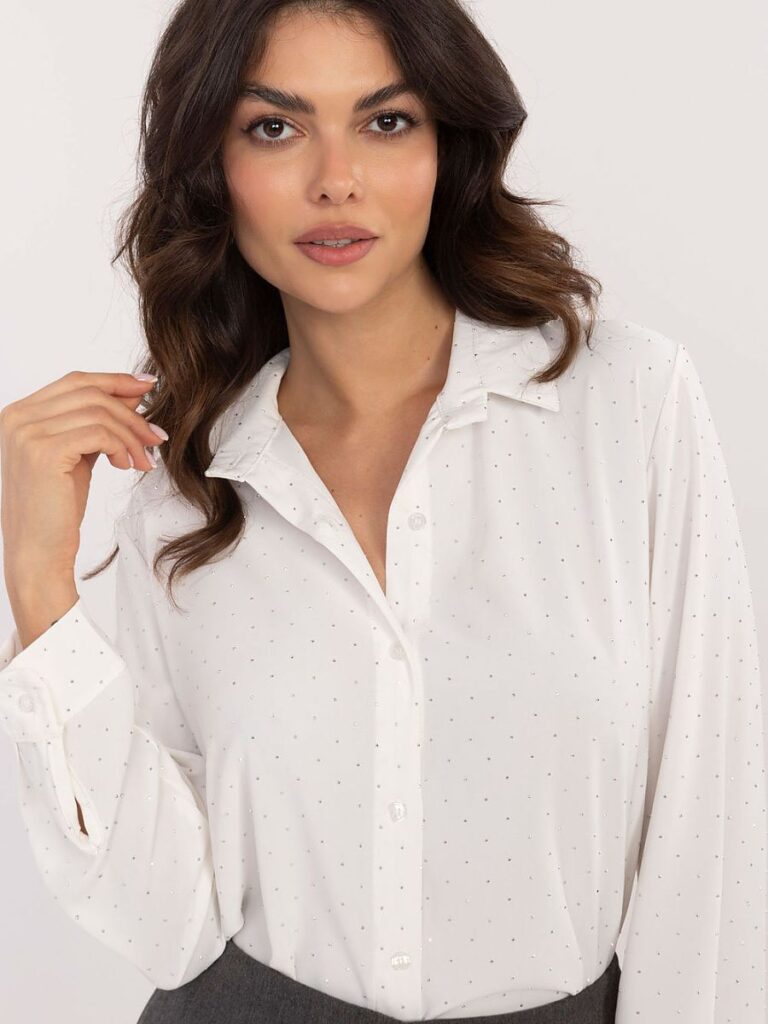 Chemise blanche couverte de strass brillants, coupe classique épurée