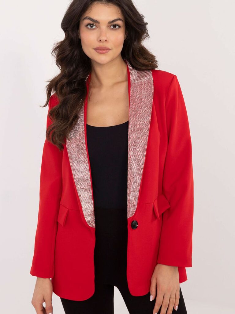 Veste de soirée rouge strass, revers ornés, épaulettes structurées, coupe élégante