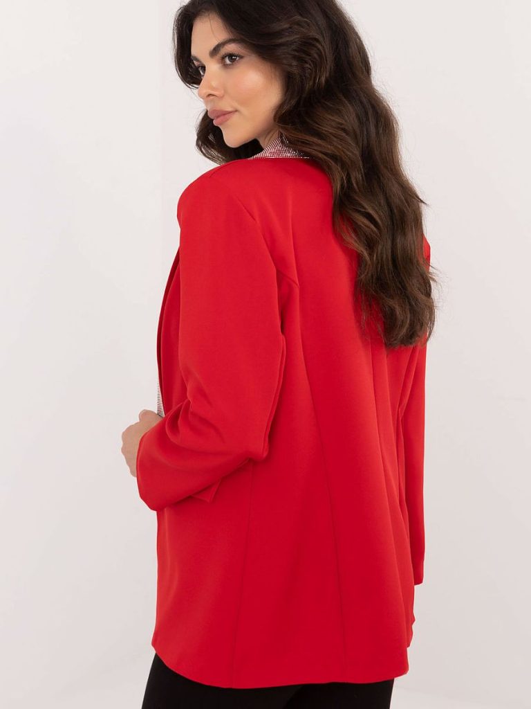 Veste de soirée rouge strass, revers ornés, épaulettes structurées, coupe élégante — vue 2