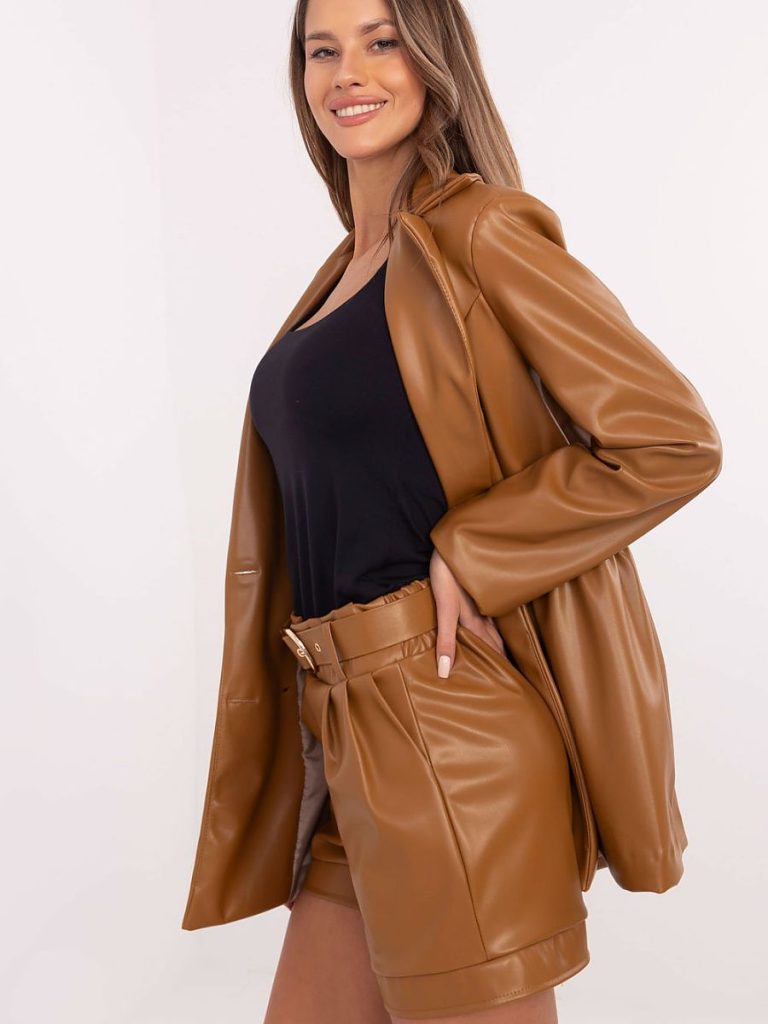 Short cuir écologique chocolat taille haute, poches zippées, ceinture féminine — vue 1