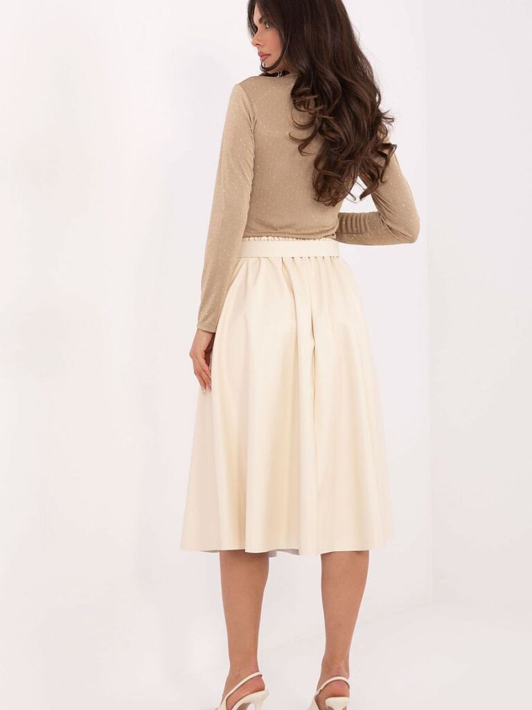 Jupe midi simili cuir crème élégante avec ceinture fine — vue 2