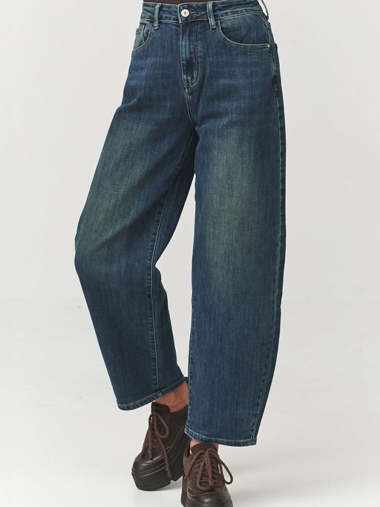 Jean mom taille haute en denim indigo délavé, coupe fuselée