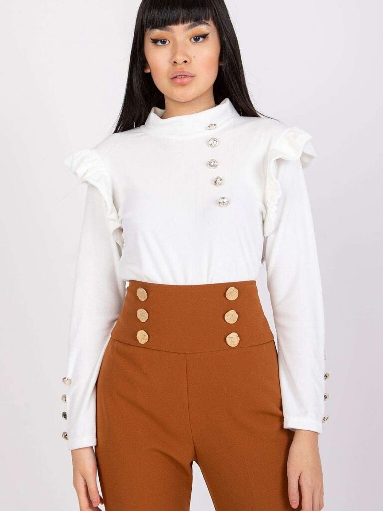 Chemisier blanc velours volants épaules coupe droite manches longues