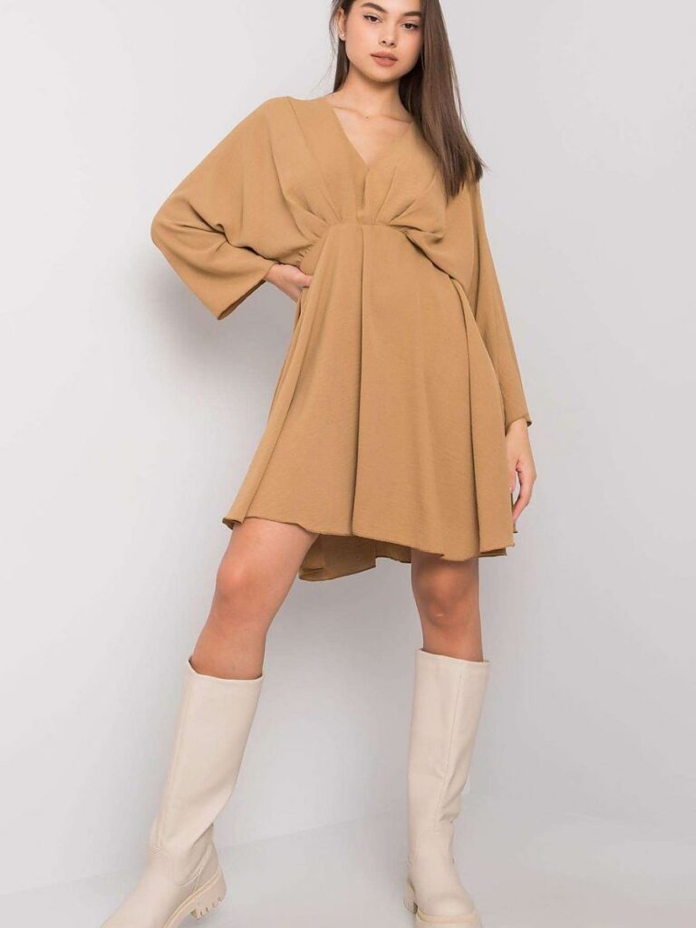 Robe Léa beige taupe encolure triangle, silhouette évasée intemporelle