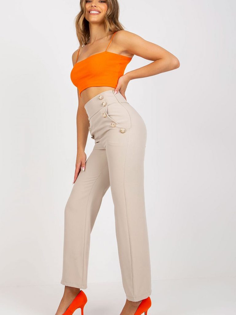 Pantalon taille haute beige boutons dorés, coupe affinante élégante — vue 1