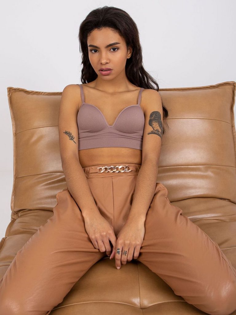Pantalon taille haute cuir écologique chaîne dorée détail — vue 1