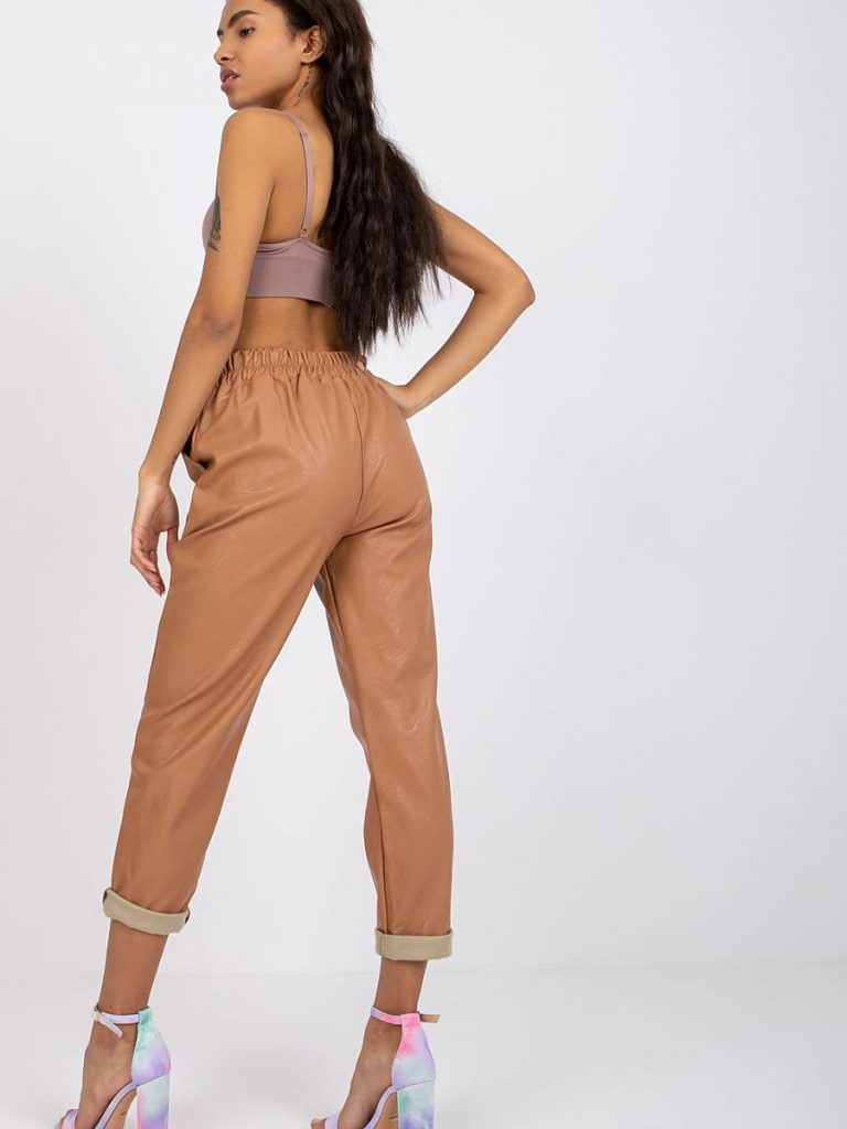 Pantalon taille haute cuir écologique chaîne dorée détail — vue 2