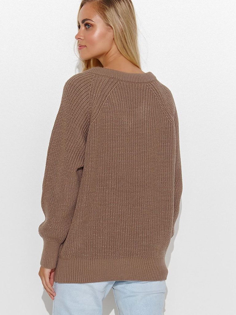 Pull femme chocolat encolure cœur avec ornements dorés discrets — vue 2