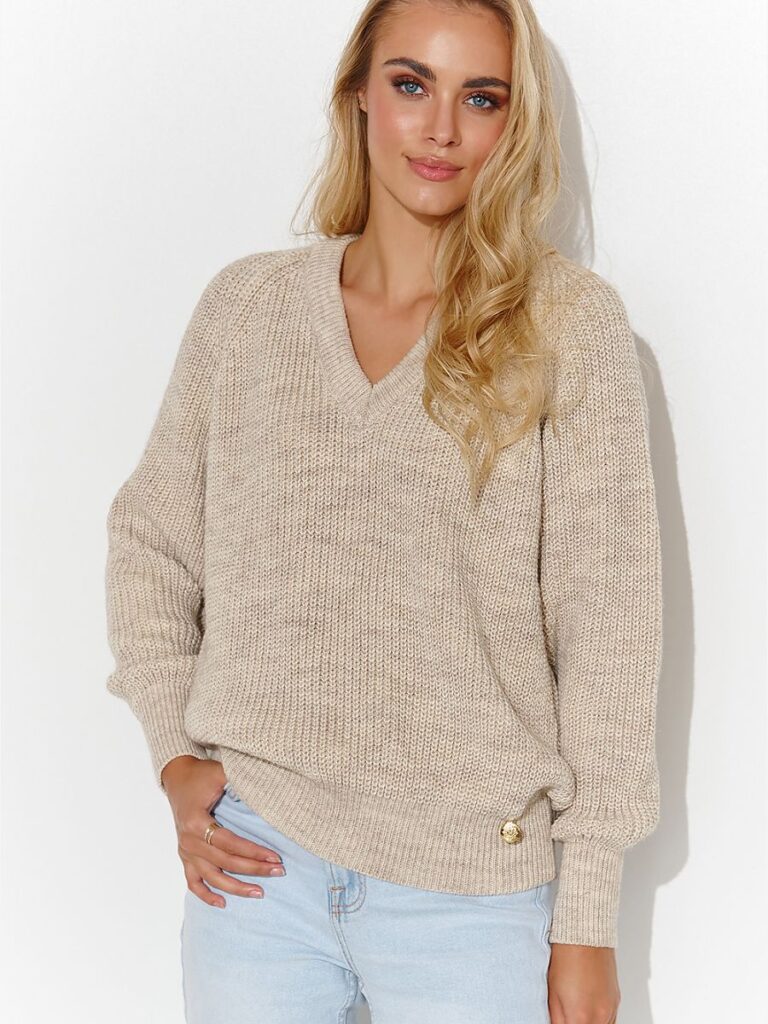 Pull femme beige avec encolure cœur et chaîne dorée détail