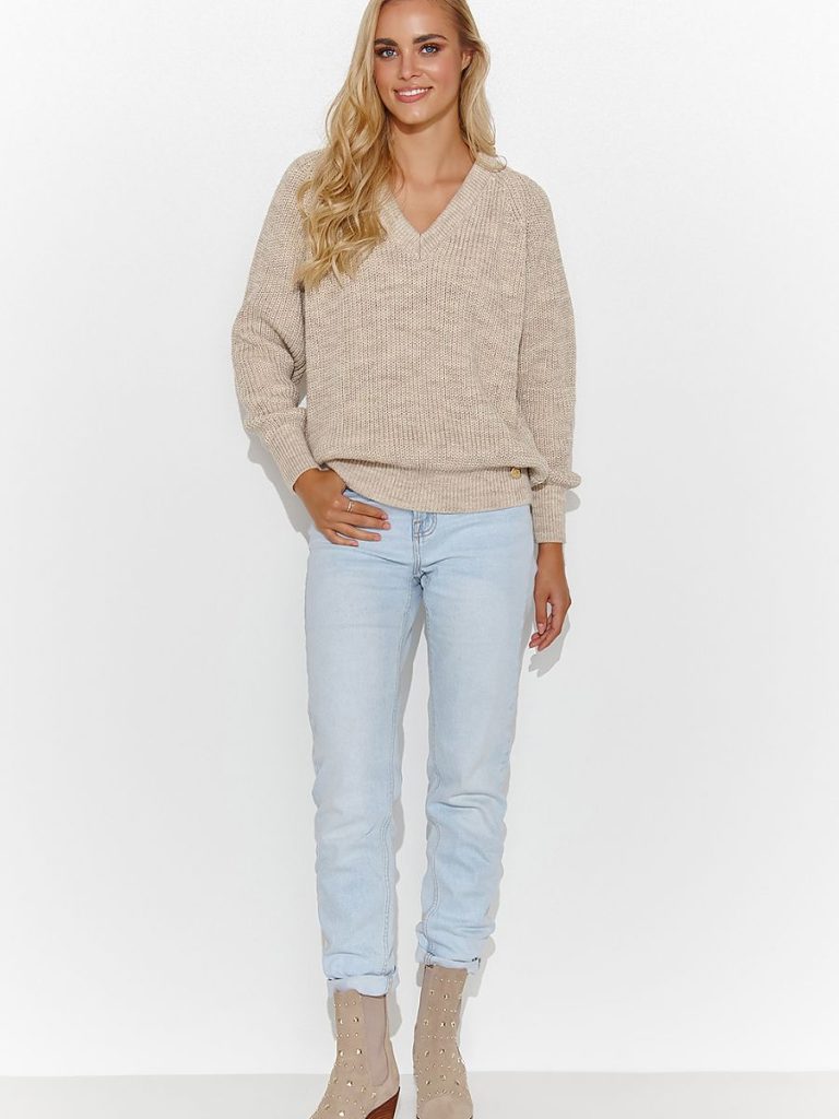 Pull femme beige avec encolure cœur et chaîne dorée détail — vue 1