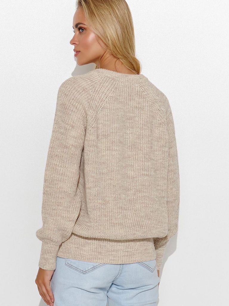 Pull femme beige avec encolure cœur et chaîne dorée détail — vue 2