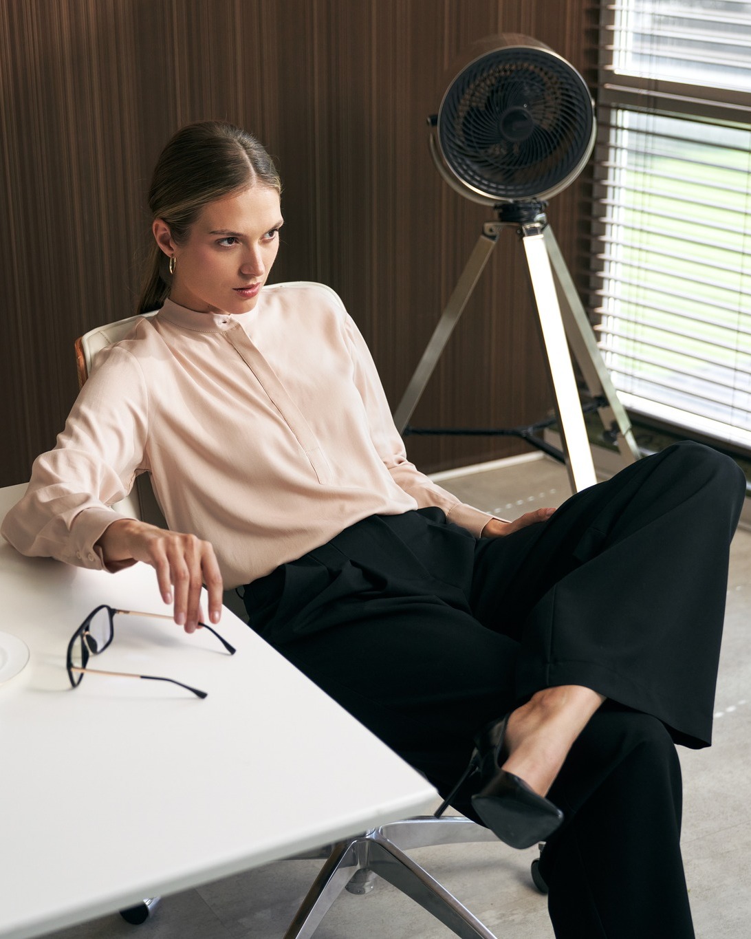 Femme en cardigan crème et pantalon ivoire, lumière naturelle, atmosphère feutrée