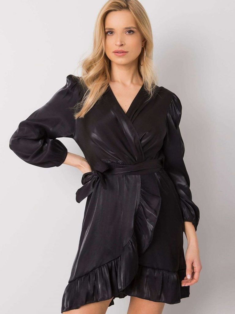 Robe noire de soirée avec volants et ceinture nouée à la taille