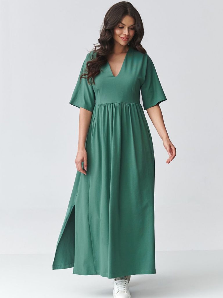 Robe maxi fluide noir avec décolleté V et découpe empire