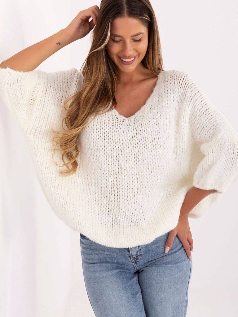 Pull blanc oversize col V manches 3/4, coupe ample et élégante