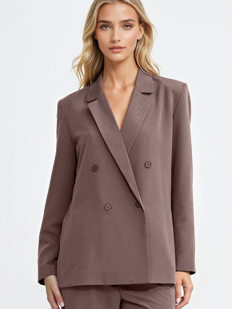 Veste café oversize avec double boutonnage et épaulettes structurées