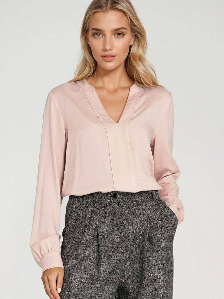 Chemise Anna en viscose rose pâle, décolleté V, manches longues ajustables