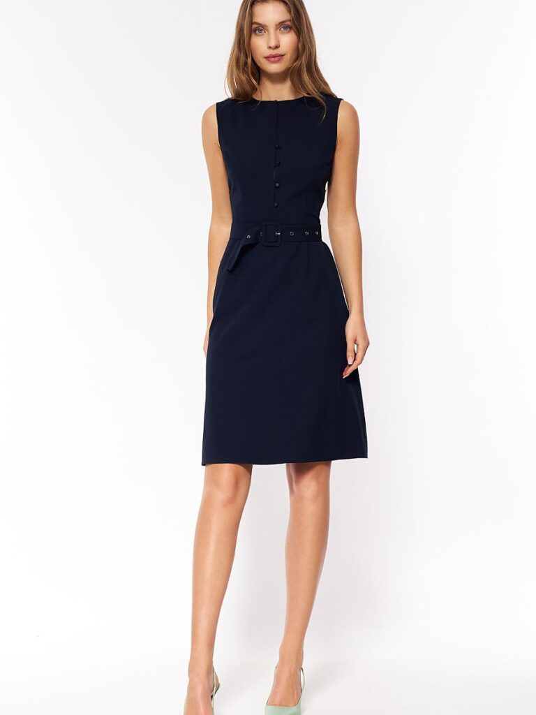Robe bleu marine Léa, coupe épurée et fluide, femme posant — vue 1