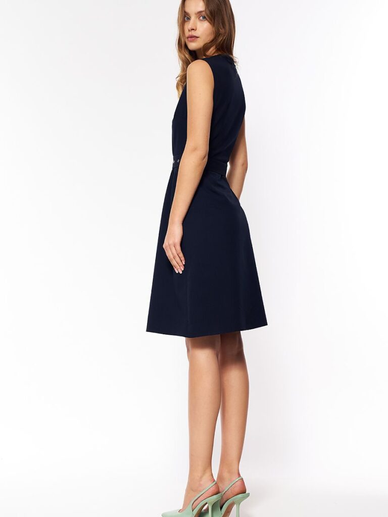Robe bleu marine Léa, coupe épurée et fluide, femme posant — vue 2