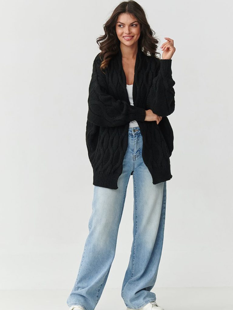 Cardigan noir oversize aux torsades, porté ouvert sur t-shirt blanc — vue 1