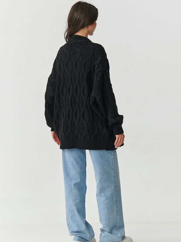 Cardigan noir oversize aux torsades, porté ouvert sur t-shirt blanc — vue 2