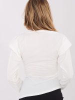 Blouse femme épaulettes structurantes détail métal décolleté bateau élégance — vue 2