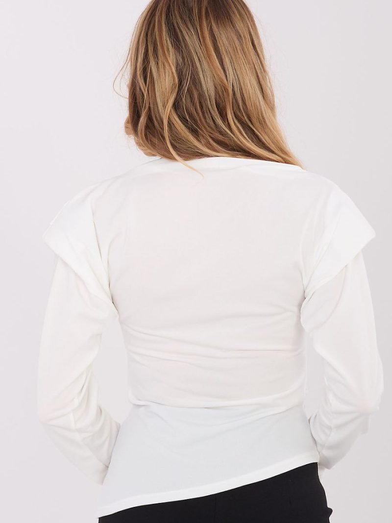 Blouse femme épaulettes structurantes détail métal décolleté bateau élégance — vue 2