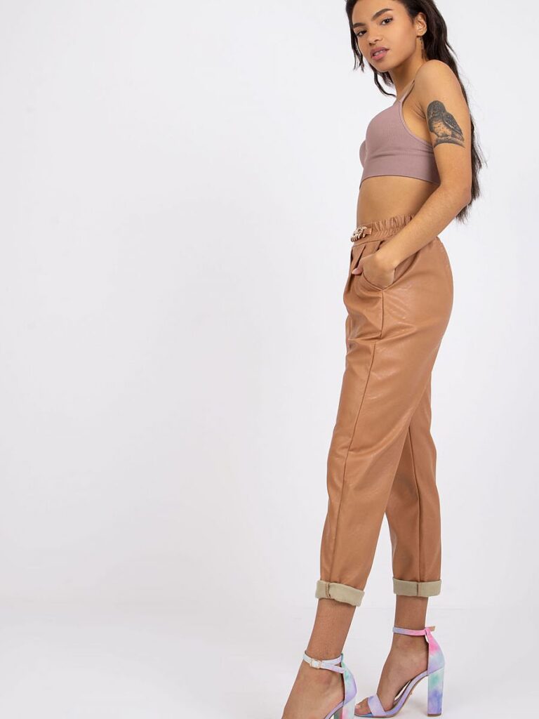 Pantalon Léa taille haute cuir écologique beige, vue de face avec chaîne dorée