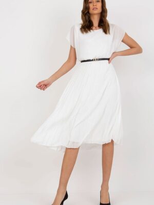 Robe de cocktail avec ceinture blanche