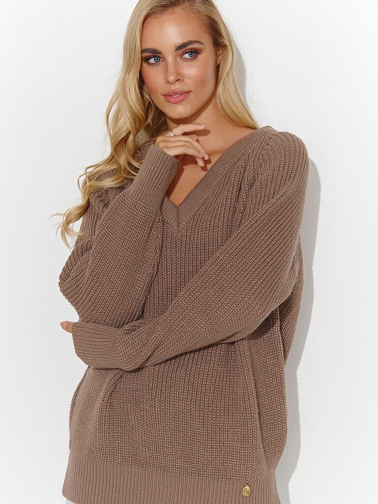 Pull beige encolure cœur avec ornements dorés, coupe ample