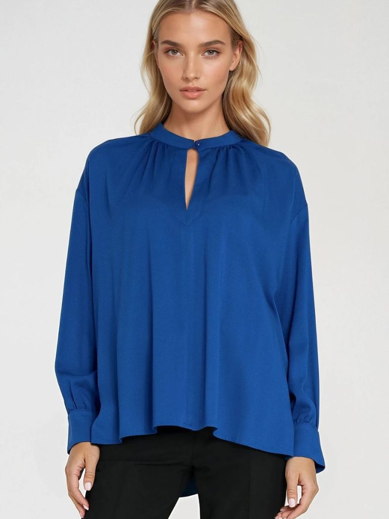 Chemisier Éloise bleu en viscose fluide, coupe épurée, décolleté goutte d'eau