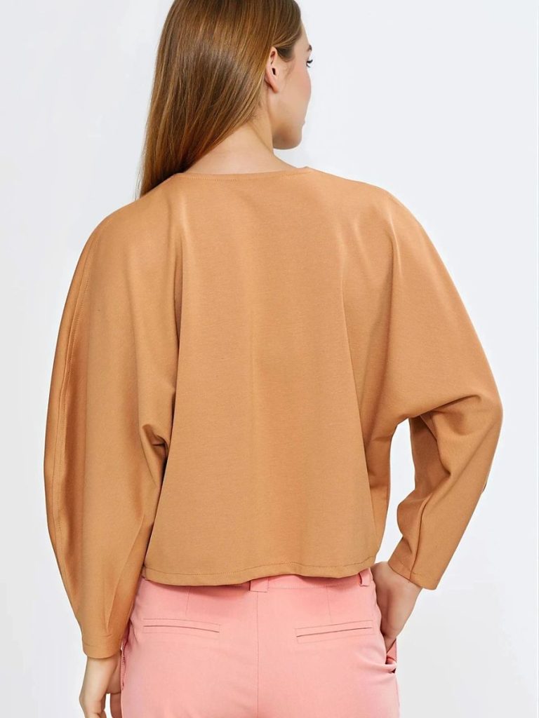 Chemisier Léa en viscose beige, coupe oversize, encolure V, manches ballon — vue 2