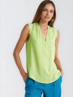 Chemisier sans manches teinte citron, décolleté V, plis aux épaules, viscose fluide