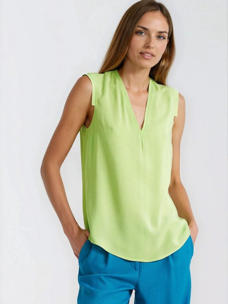 Chemisier sans manches teinte citron, décolleté V, plis aux épaules, viscose fluide