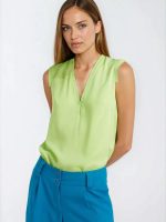 Chemisier sans manches teinte citron, décolleté V, plis aux épaules, viscose fluide — vue 3