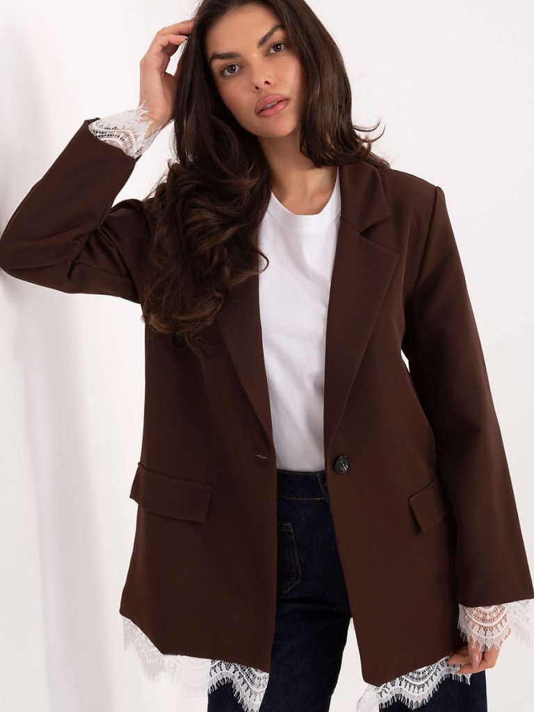 Veste tailleur brun avec finitions dentelle aux manches, vue de face