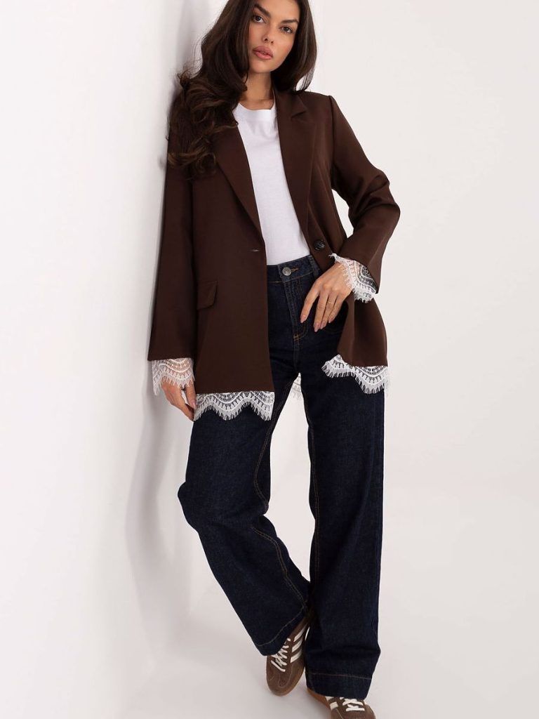 Veste tailleur brun avec finitions dentelle aux manches, vue de face — vue 1