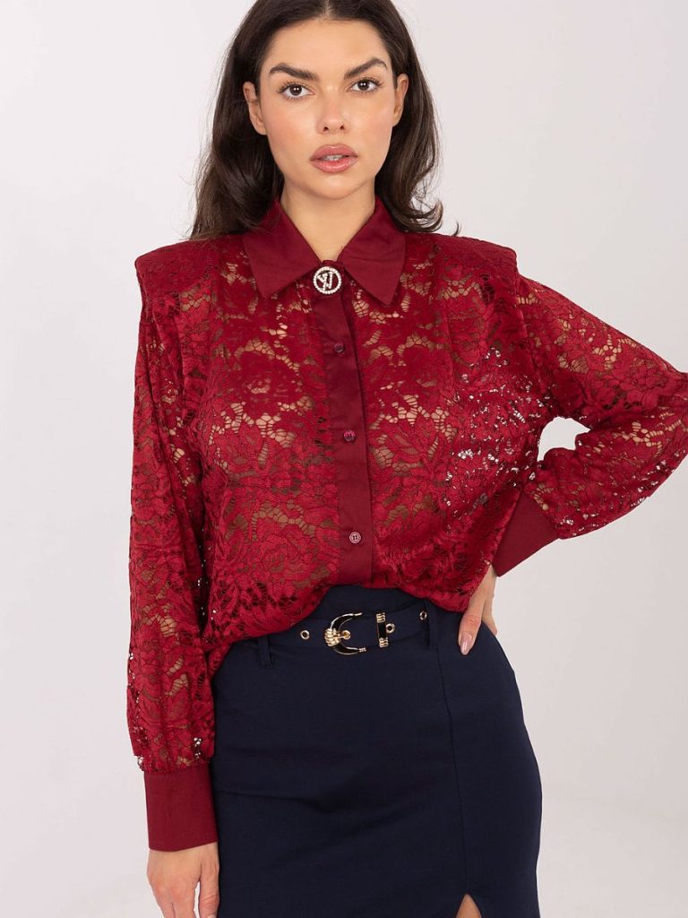 Chemise dentelle rouge avec épaulettes structurées et broche métallisée
