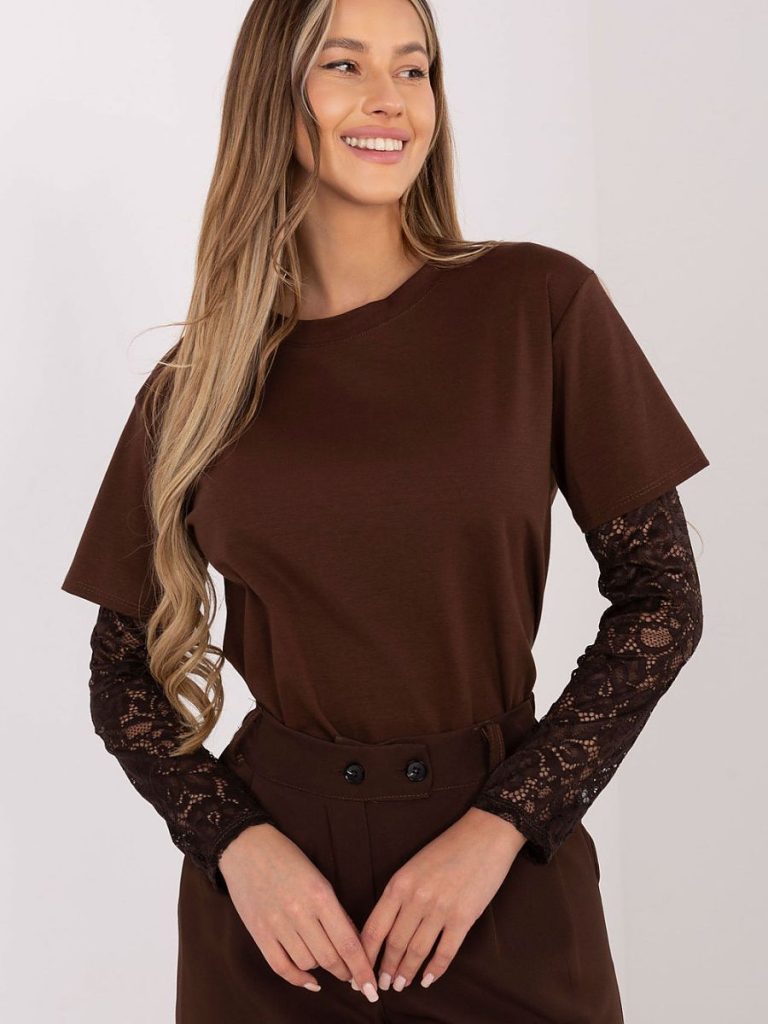 Chemisier Lena brun manches dentelle, col rond, coton-nylon