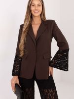 Veste tailleur noir avec manches dentelle, épaulettes marquées, fermeture boutons