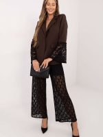 Veste tailleur noir avec manches dentelle, épaulettes marquées, fermeture boutons — vue 1