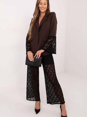 Veste tailleur noir avec manches dentelle, épaulettes marquées, fermeture boutons — vue 1