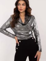 Blouse soirée semi-brillante avec plis décor et décolleté fluide