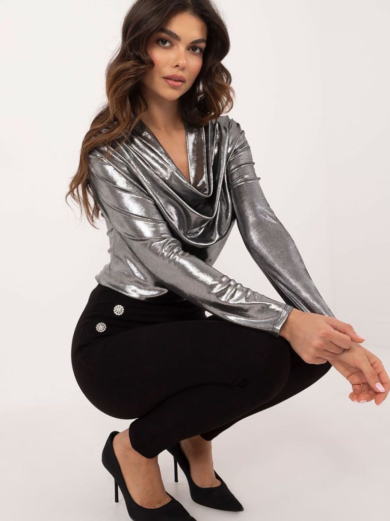 Blouse gris perlé semi-brillante, décolleté fluide, manches longues — vue 1