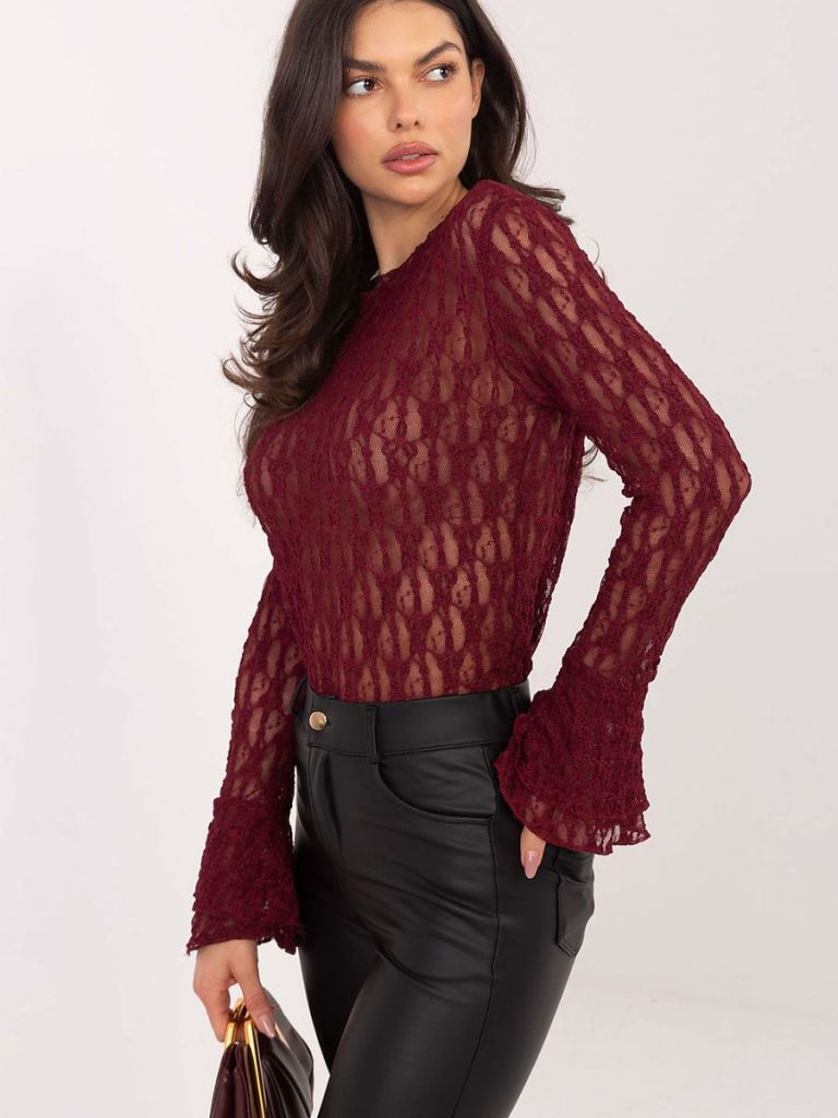 Blouse rouge dentelle avec manches volants et décolleté bateau