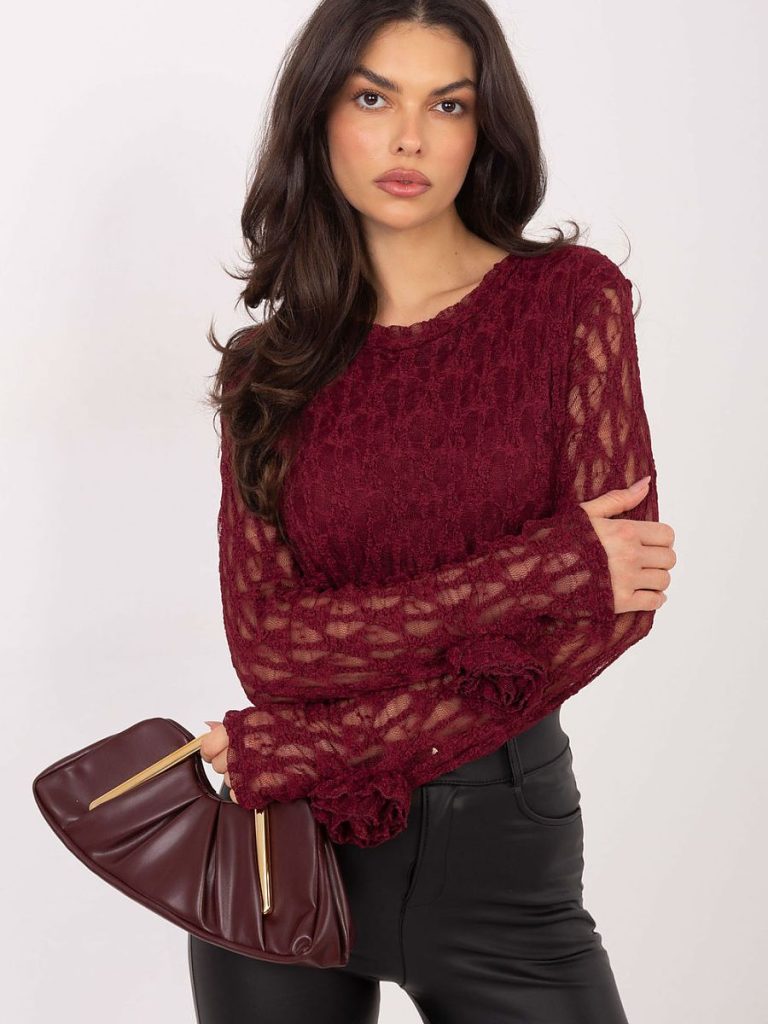 Blouse rouge en dentelle avec roses brodées, manches ajourées, col rond